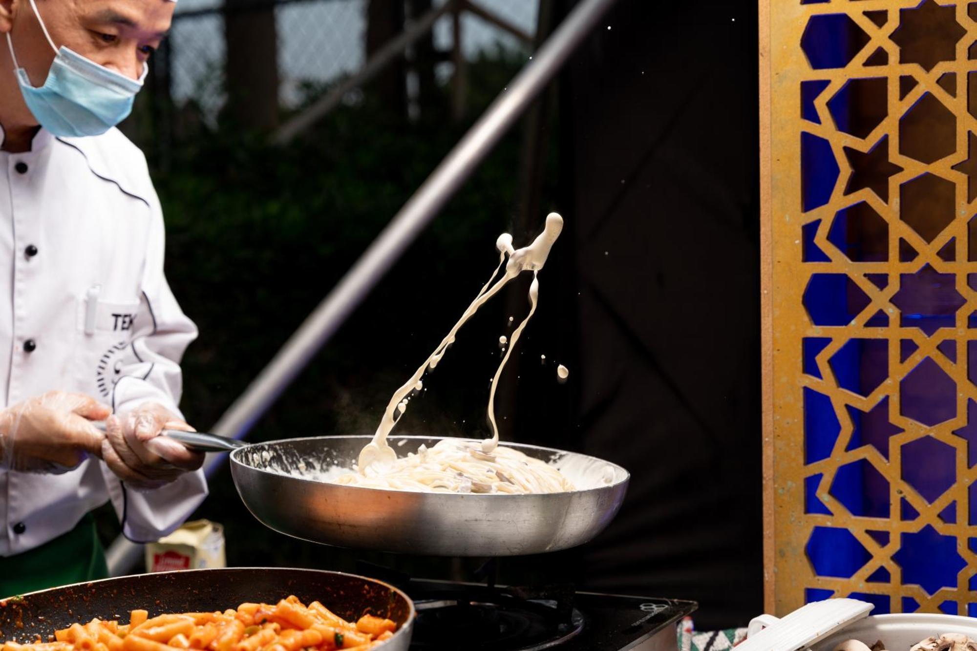 เชอราตัน ดัมมัม โฮเต็ล แอนด์ คอนเวนชั่น เซ็นเตอร์ Hotel ภายนอก รูปภาพ A chef tossing rice in a wok