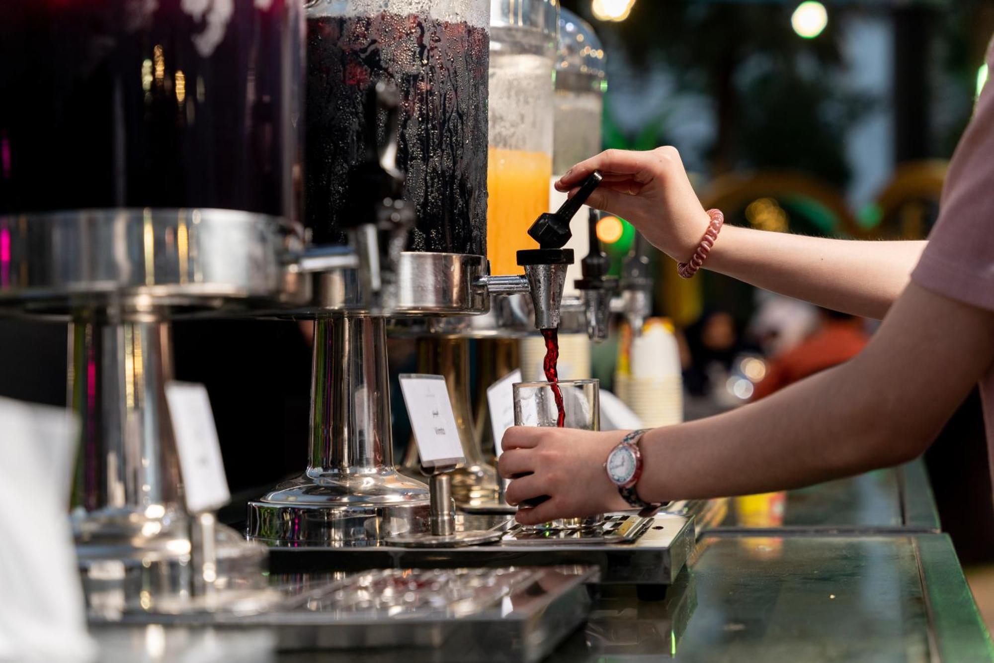 เชอราตัน ดัมมัม โฮเต็ล แอนด์ คอนเวนชั่น เซ็นเตอร์ Hotel ภายนอก รูปภาพ A bartender using a tap to serve a drink