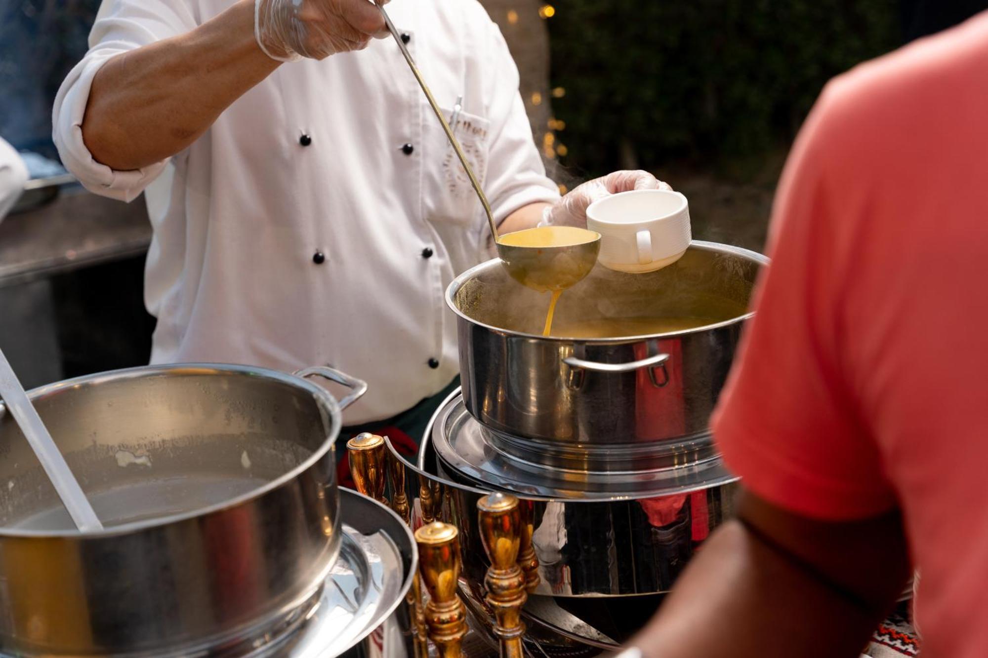 เชอราตัน ดัมมัม โฮเต็ล แอนด์ คอนเวนชั่น เซ็นเตอร์ Hotel ภายนอก รูปภาพ A chef preparing food