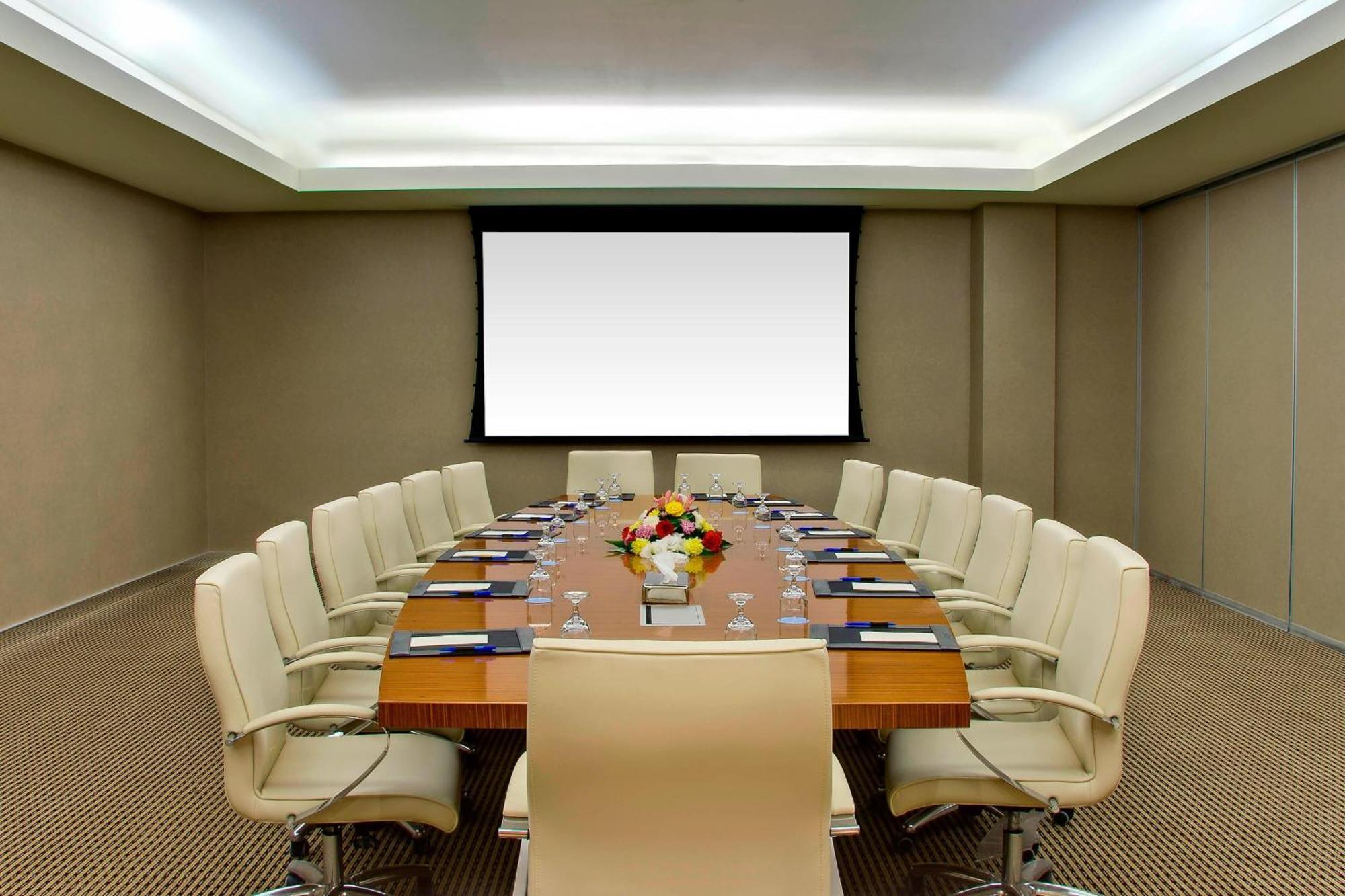 เชอราตัน ดัมมัม โฮเต็ล แอนด์ คอนเวนชั่น เซ็นเตอร์ Hotel ภายนอก รูปภาพ A boardroom