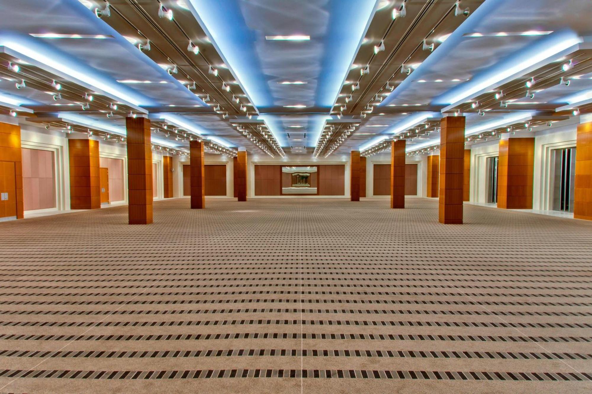 เชอราตัน ดัมมัม โฮเต็ล แอนด์ คอนเวนชั่น เซ็นเตอร์ Hotel ภายนอก รูปภาพ The interior of the main hall