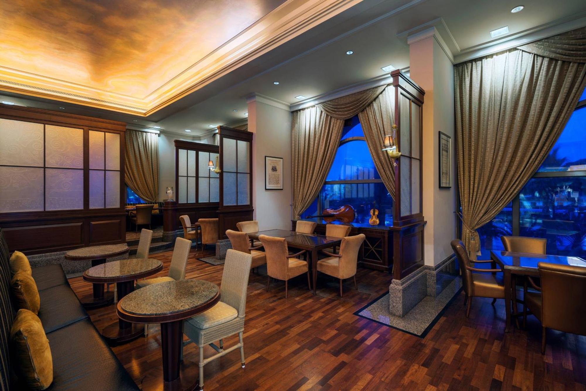 เชอราตัน ดัมมัม โฮเต็ล แอนด์ คอนเวนชั่น เซ็นเตอร์ Hotel ภายนอก รูปภาพ The lounge at the airport
