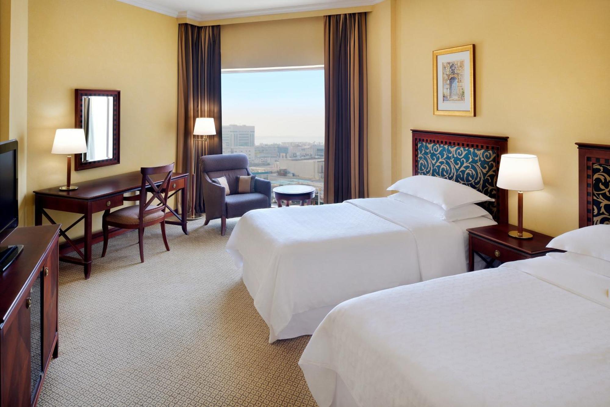 เชอราตัน ดัมมัม โฮเต็ล แอนด์ คอนเวนชั่น เซ็นเตอร์ Hotel ภายนอก รูปภาพ A guest room at the Sheraton Riyadh Hotel